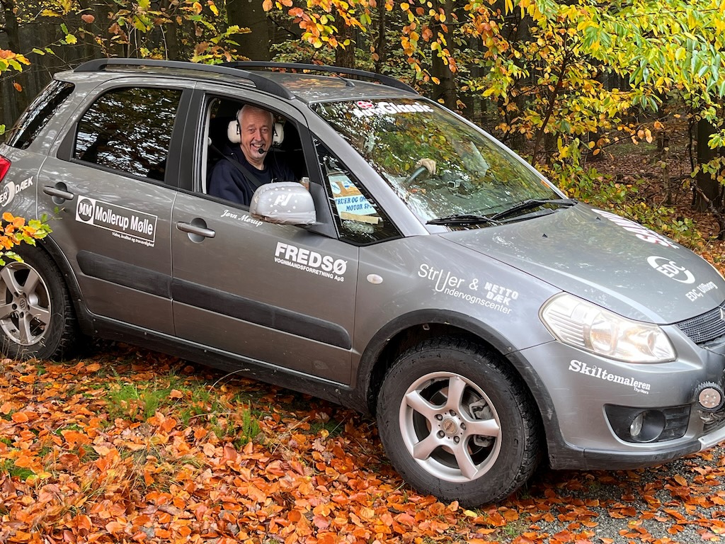 DM Guld: Der er grund til store smil for kortlæser Jørn Mørup, Struer og hans chauffør Børge Holm fra Thy Motor Sport. Ikke alene vandt makkerparret lørdagens sidste DM-afdeling helt suverænt, de vandt også deres fælles 12. sæt DM guldmedaljer i bilorientering. Struer klubben fik yderligere 3 sæt medaljer.
(Foto: SOMS)